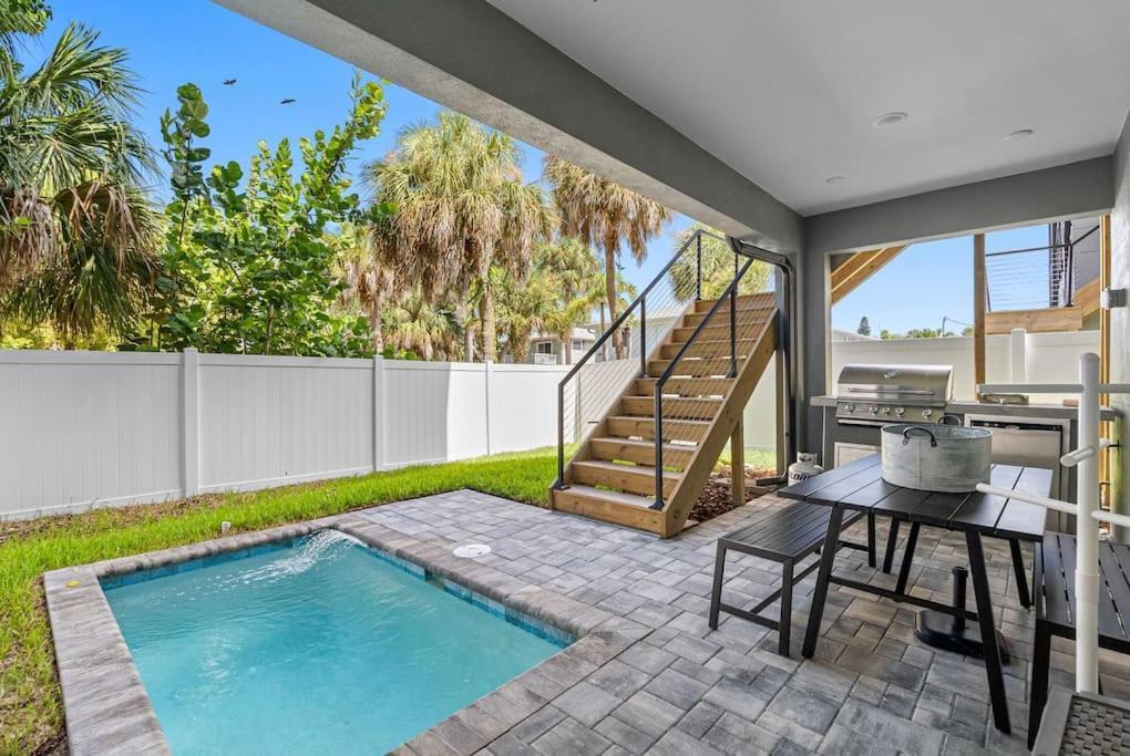 Blocks From The Beach With A Golf Cart And Pool! Clearwater Beach Exterior foto